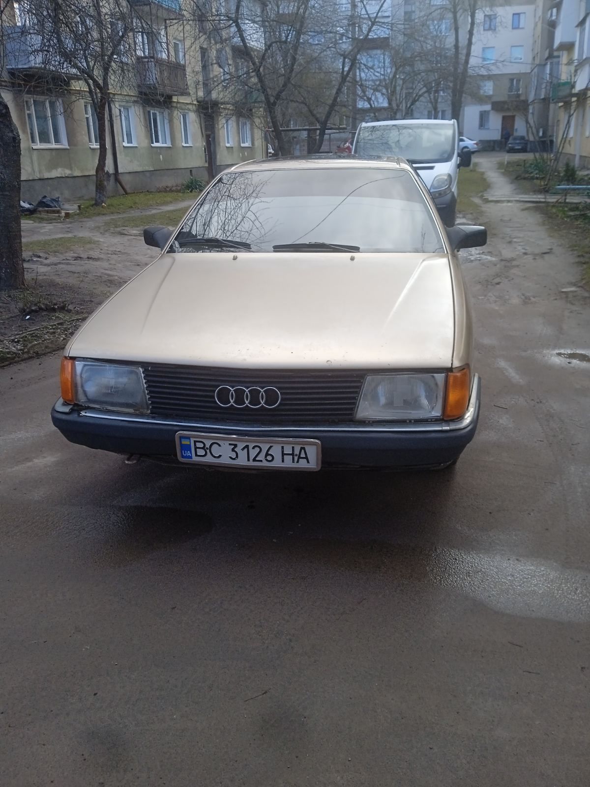 Продам машину ауді 100
