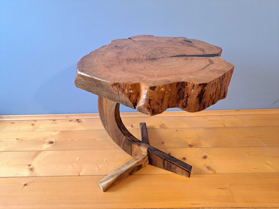 Rzemieślniczy stolik z drewna czereśniowego i orzechowego - LOFT