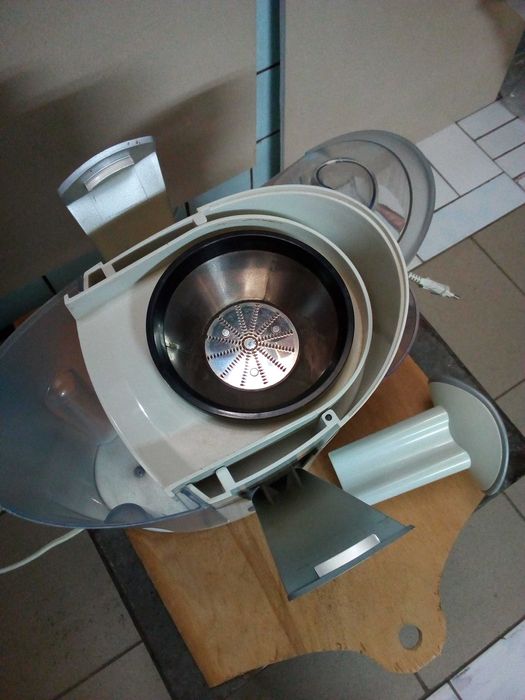 Продам электрическую соковыжималку, использовалась два раза.