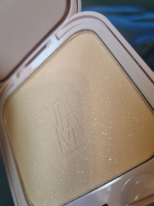 Puder w kompakcie I rozświetlacz 2 w 1 inspiracja lattafa