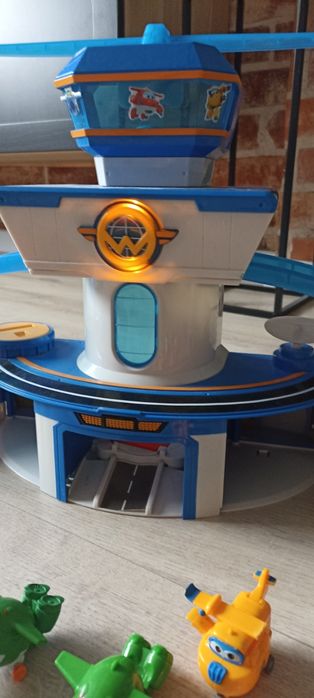 Baza Super Wings plus małe samoloty i duży Jetek