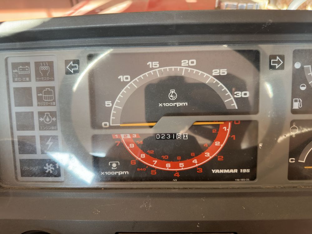 Gigante Trator, pequeno Yanmar F195 com alfaias