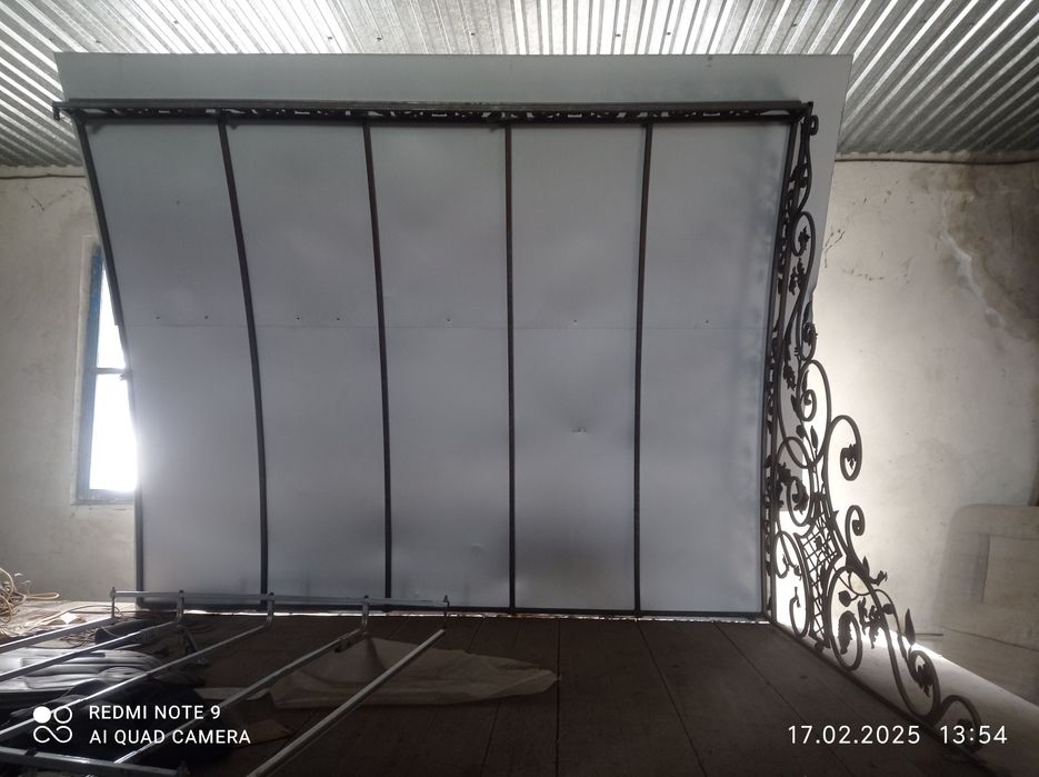 Продам  двері , в хорошому стані. козирок із стойкою..