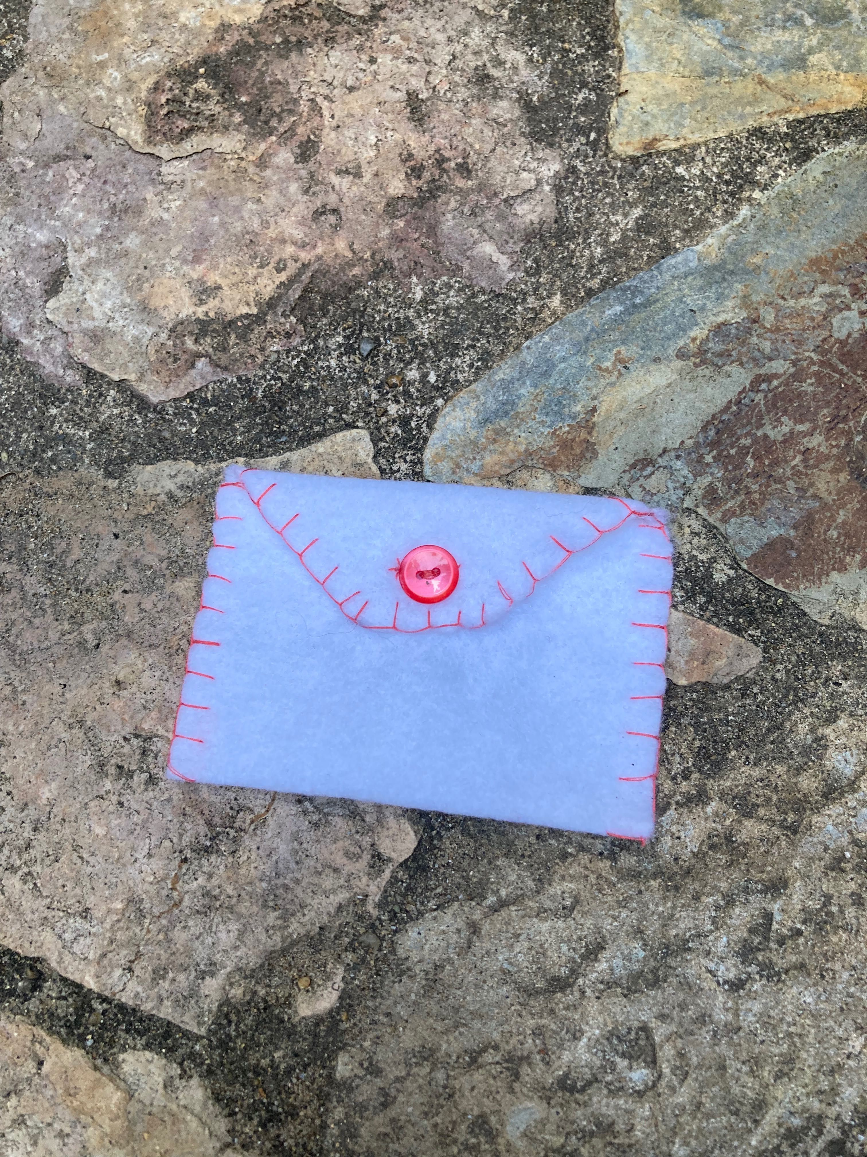 bolsas de Feltro brancas com botões feitas à mão