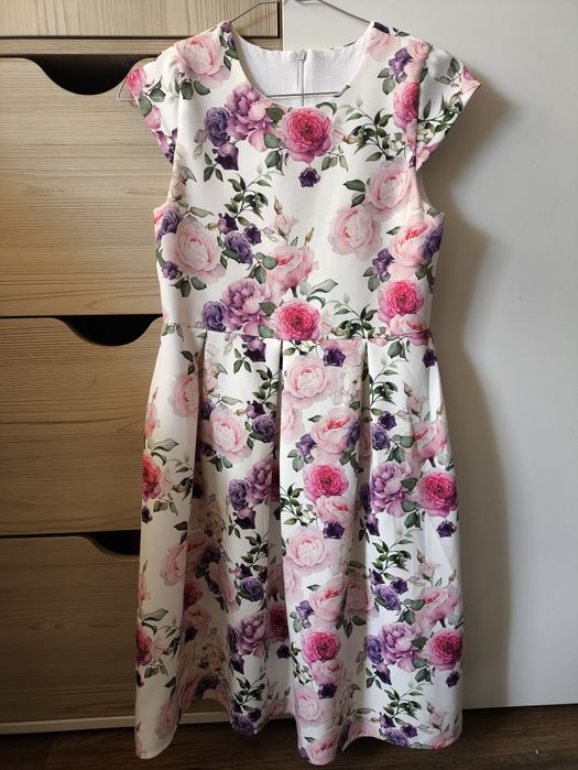 Elegancka sukienka w kwiaty boho