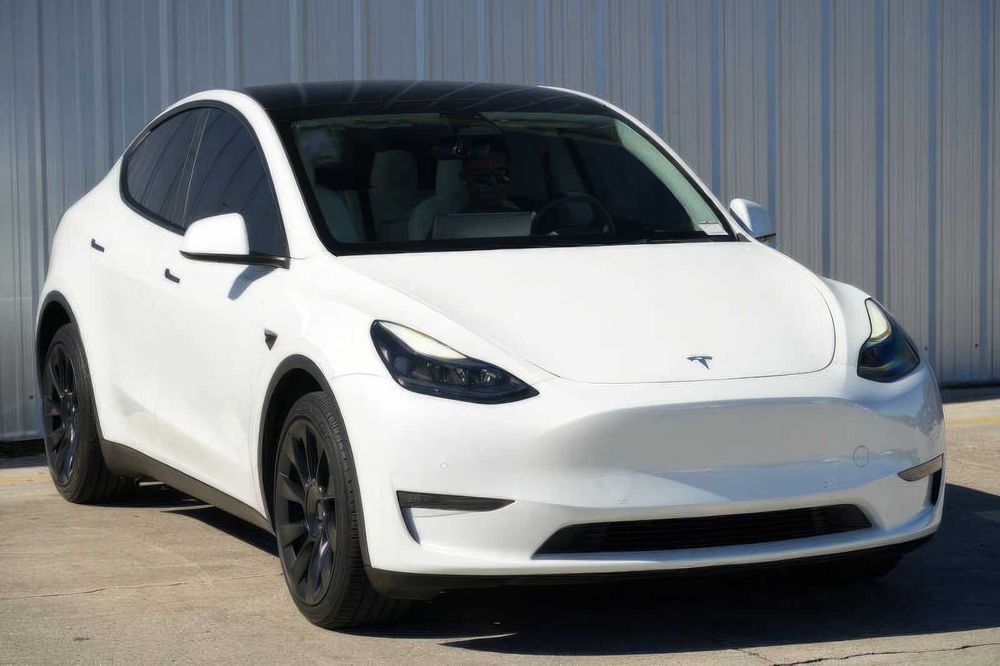 Tesla Model Y      2022