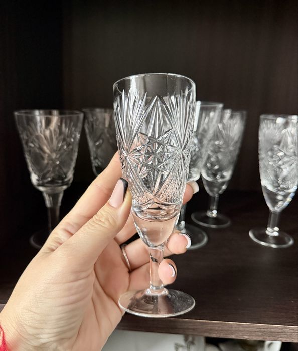 Набір кришталевої посуди: графін, 3 бокали та 2 маленькі вази