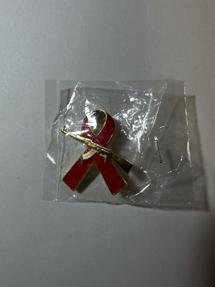 Значок червона стрічка з автоматом калашникова