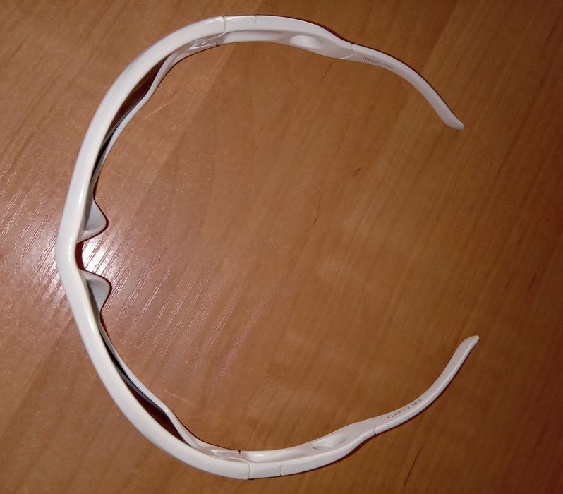 Białe okulary sportowe firmy Mello