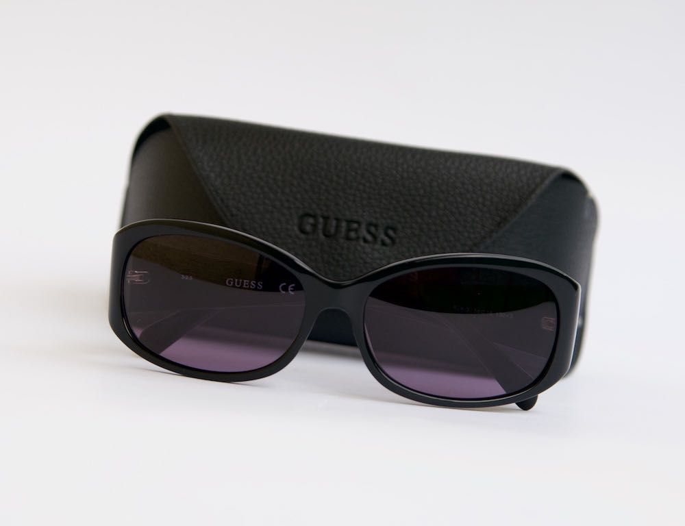 Guess okulary przeciwsłoneczne etui ściereczka model GU7134