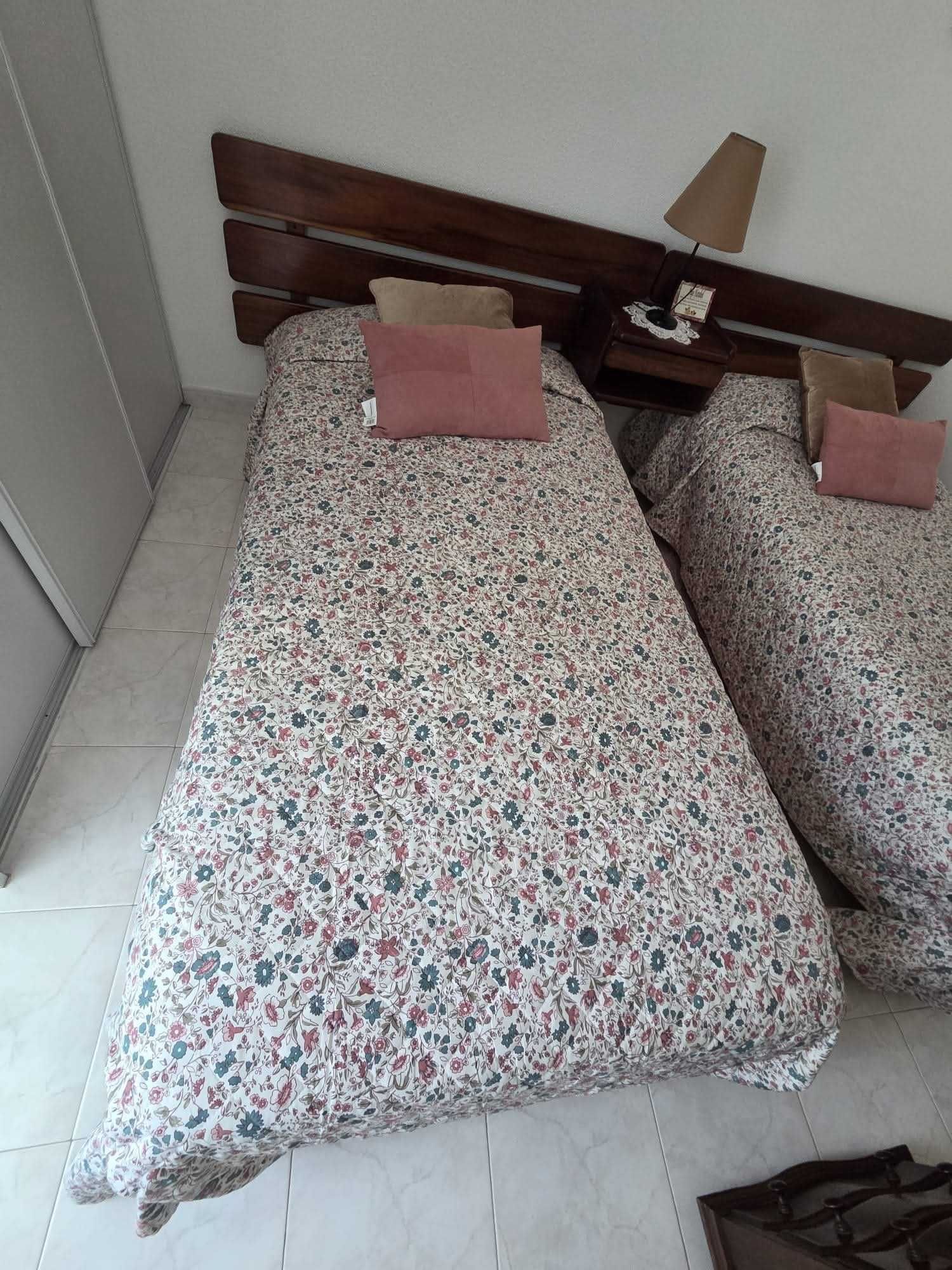 Para doar. 1 Sofá, 2 cadeirões, duas camas de solteiro e uma mesa.