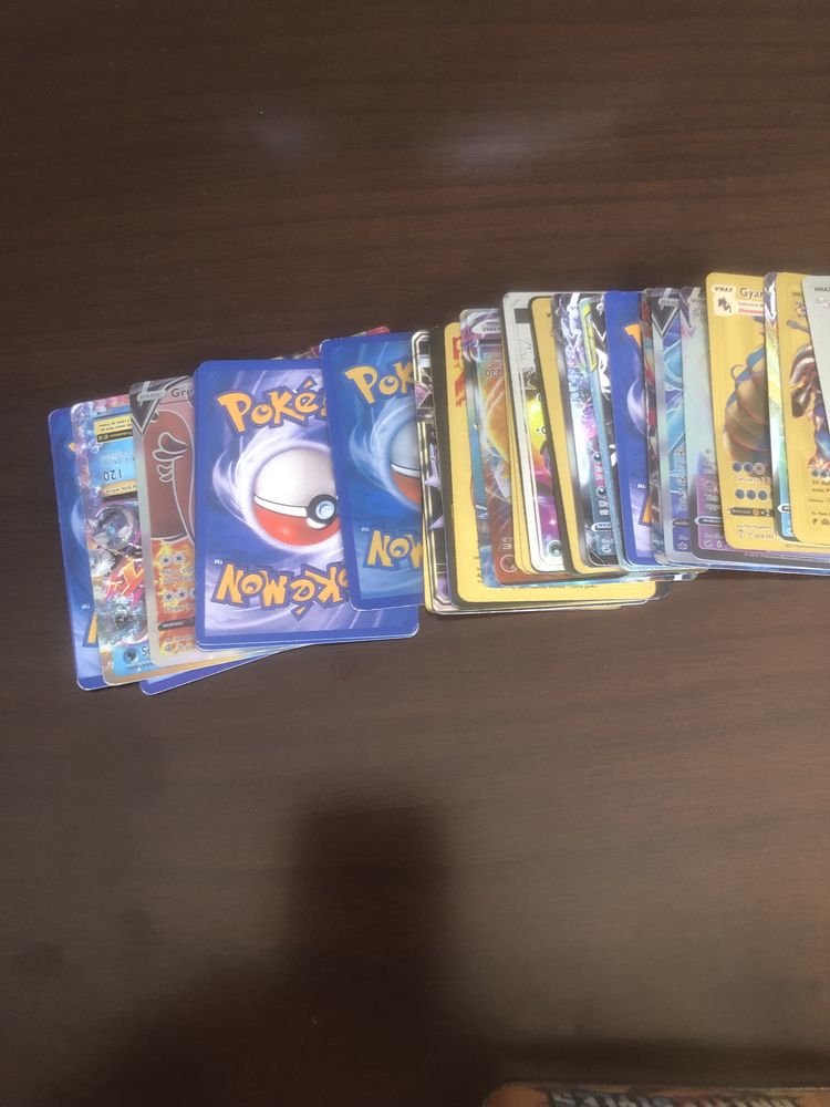 Uma caixa com pokemon