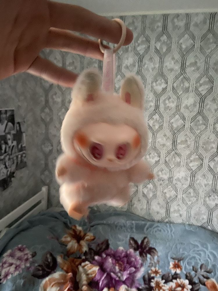 Лабубу рожевого кольору