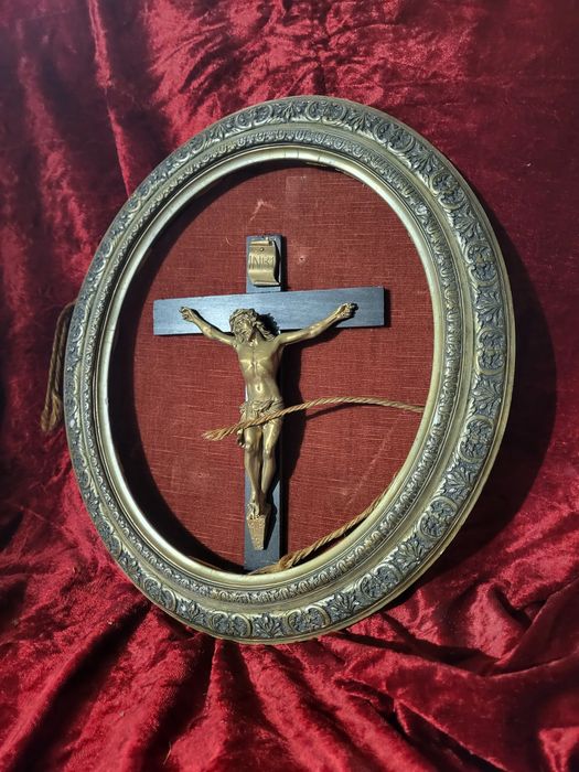 Stary krzyż w starej ramie bez szkła