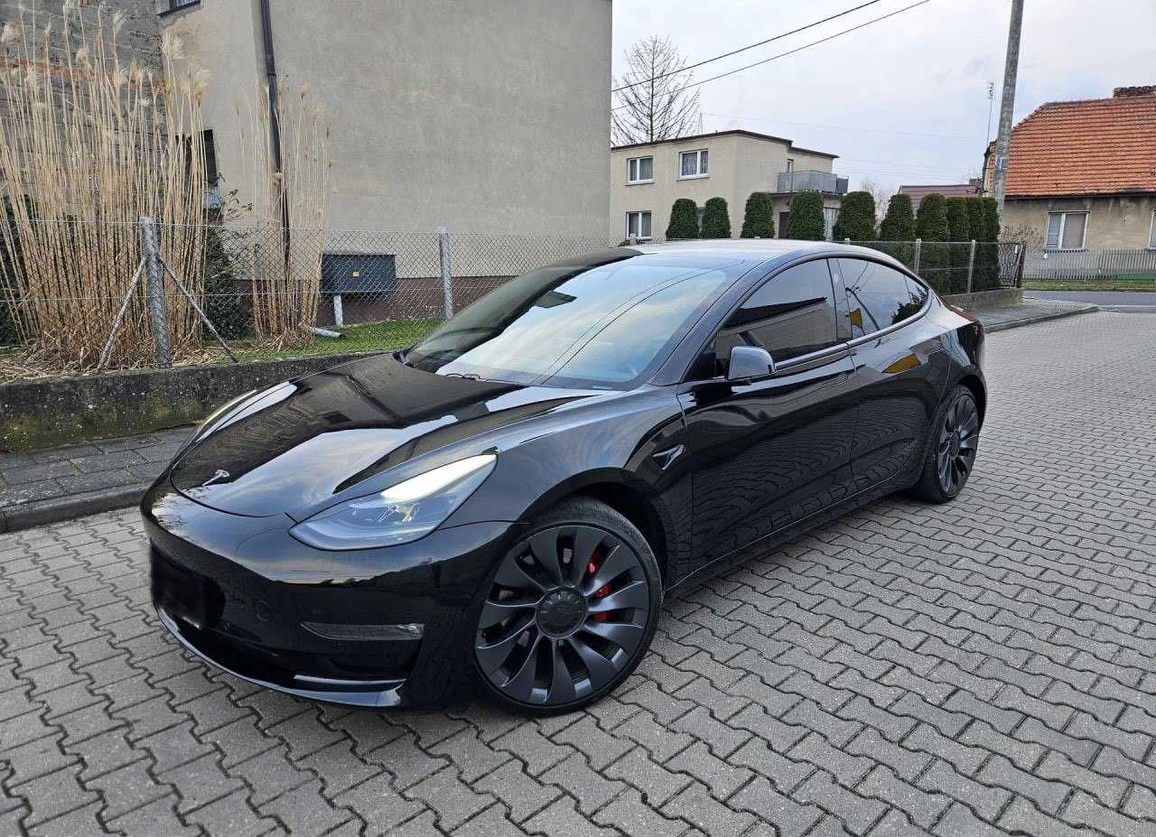 Tesla model 3 2021 року