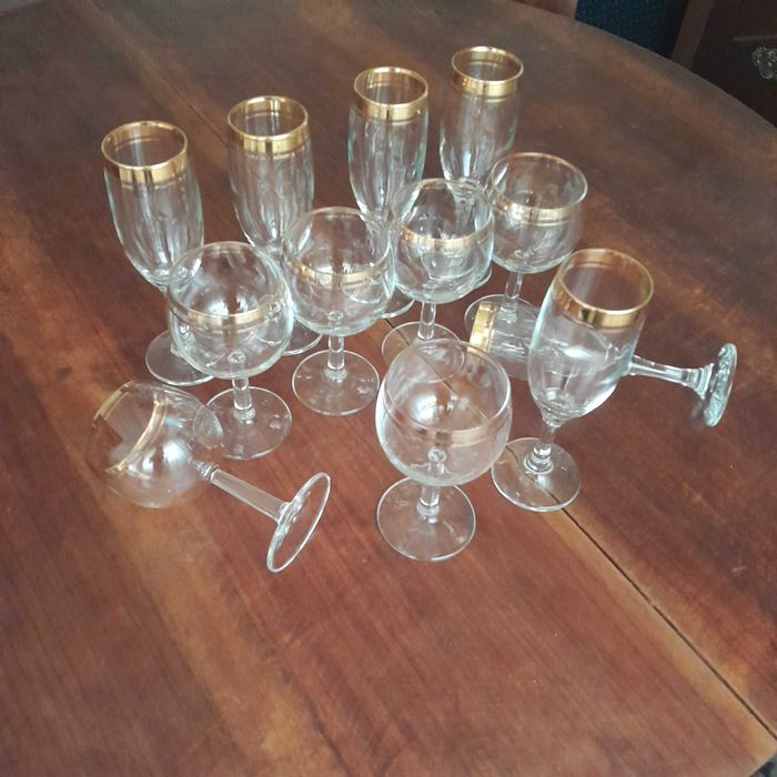 Conjunto de 12 copos com detalhes dourados