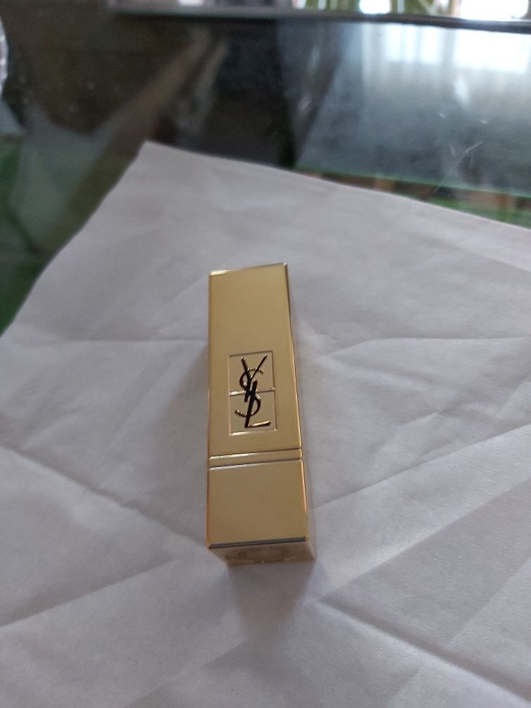 Szminka YSL czerwona