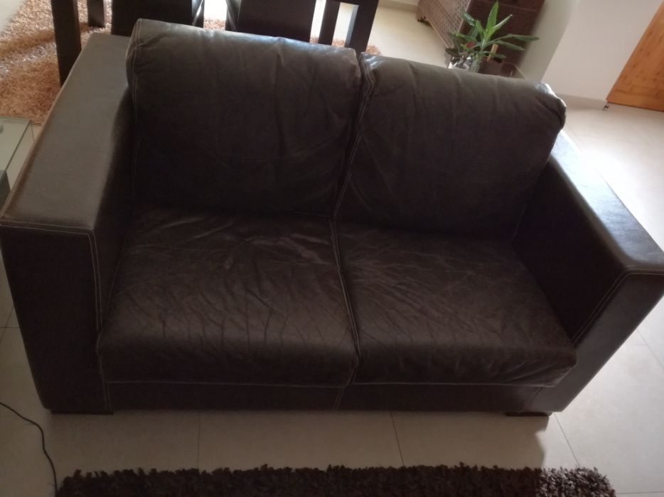 Conjunto de 2 sofás (5 lugares) em pele, urgente!