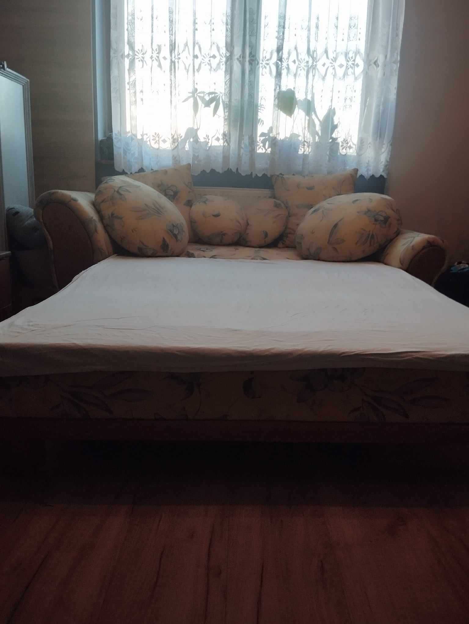 Sofa rozkładana z 6 poduszkami