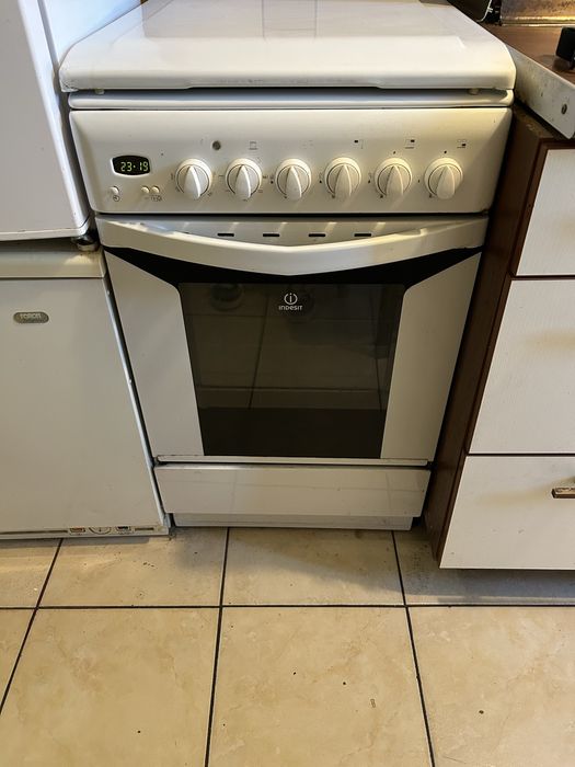Kuchenka gazowa Indesit z piekarnikiem