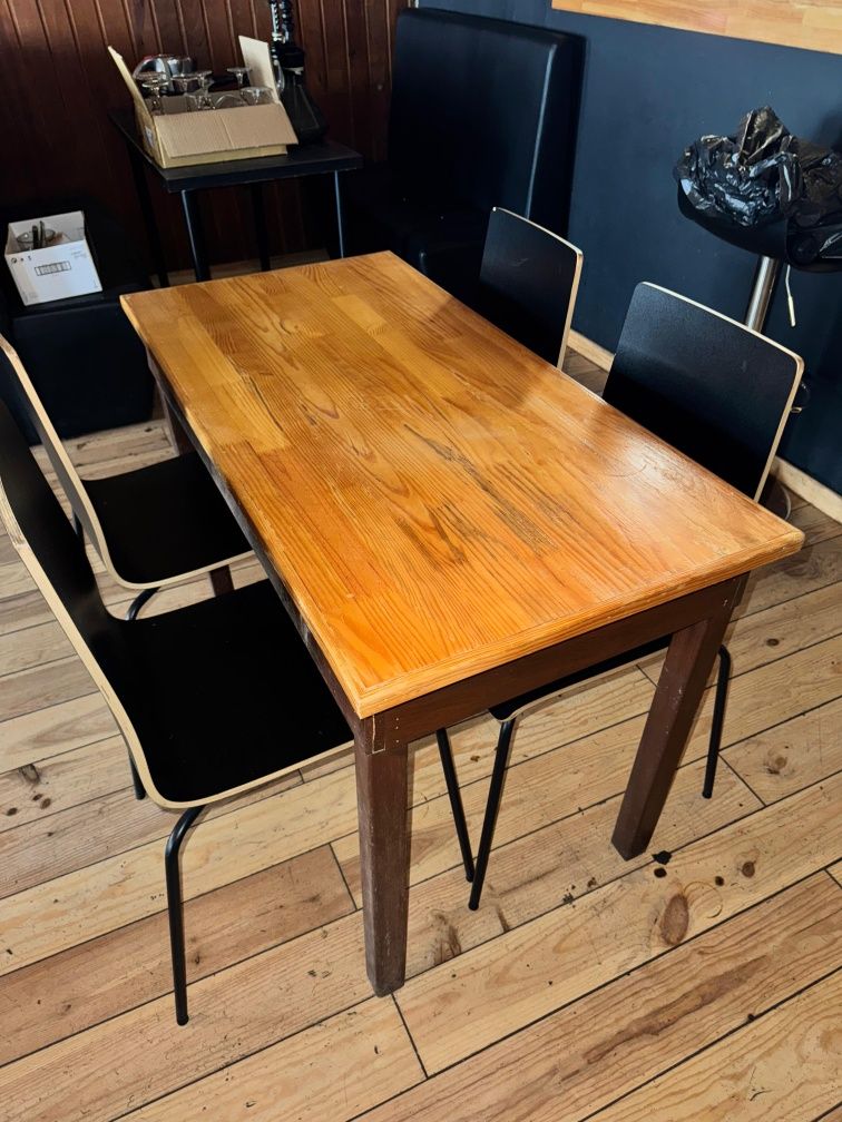 Mesa e 4 cadeiras de madeira