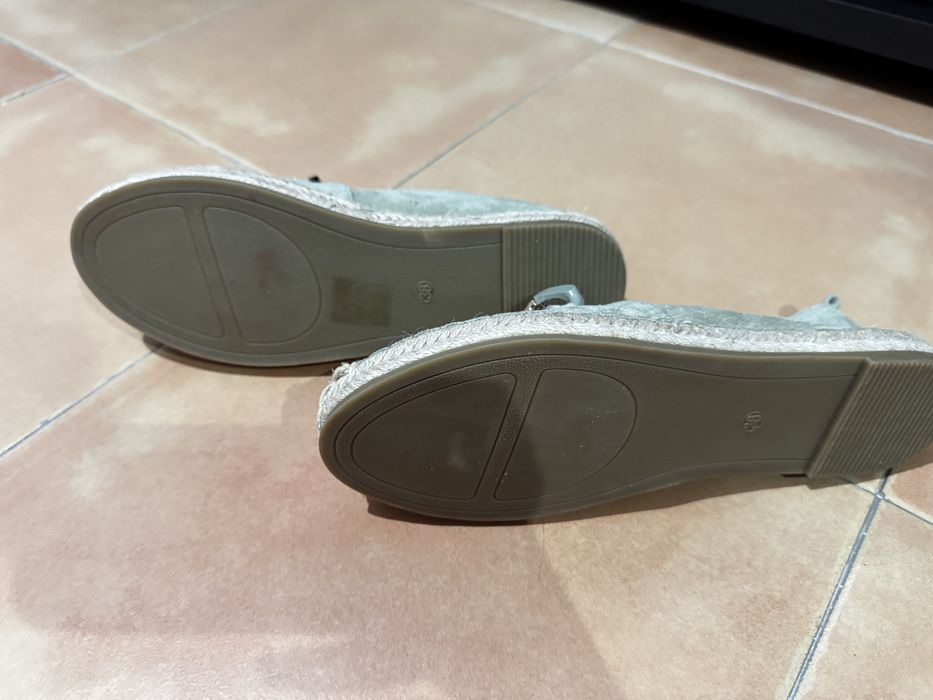 Tenis e uma sapatinha