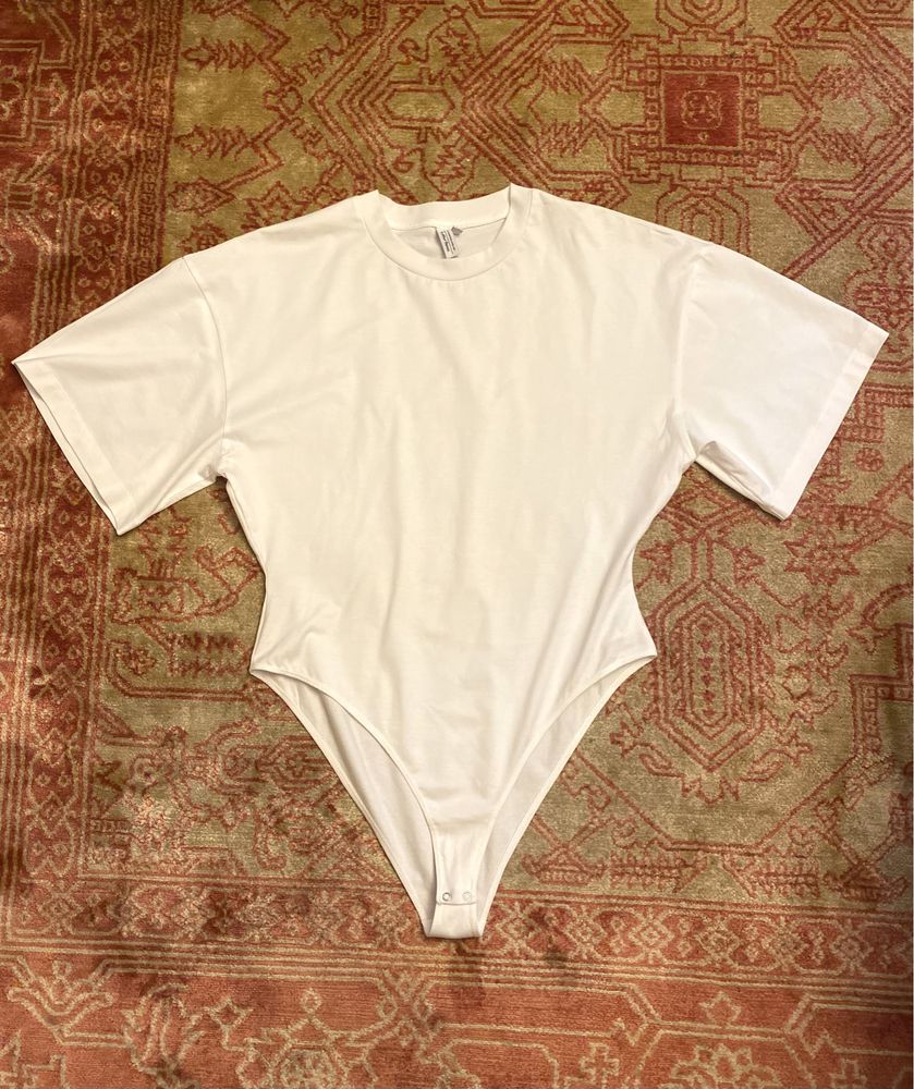 Biały t-shirt body oversize paryski styl y2k And Other Stories