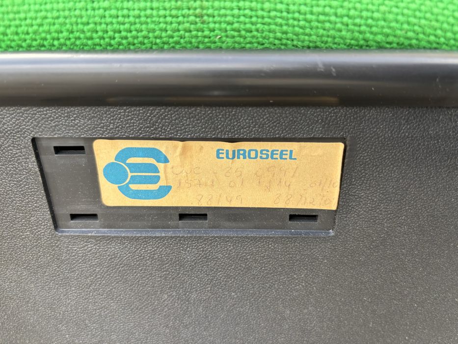 Vende-se cadeira com braços e rodas