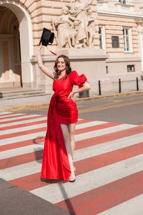 Червона сукня на одне плече, індивідуальний пошив.