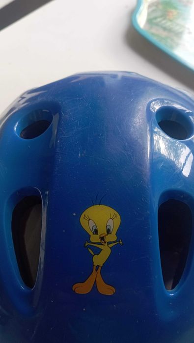 Dziecięcy kask rowerowy z postaciami z kreskówek. Regulowany