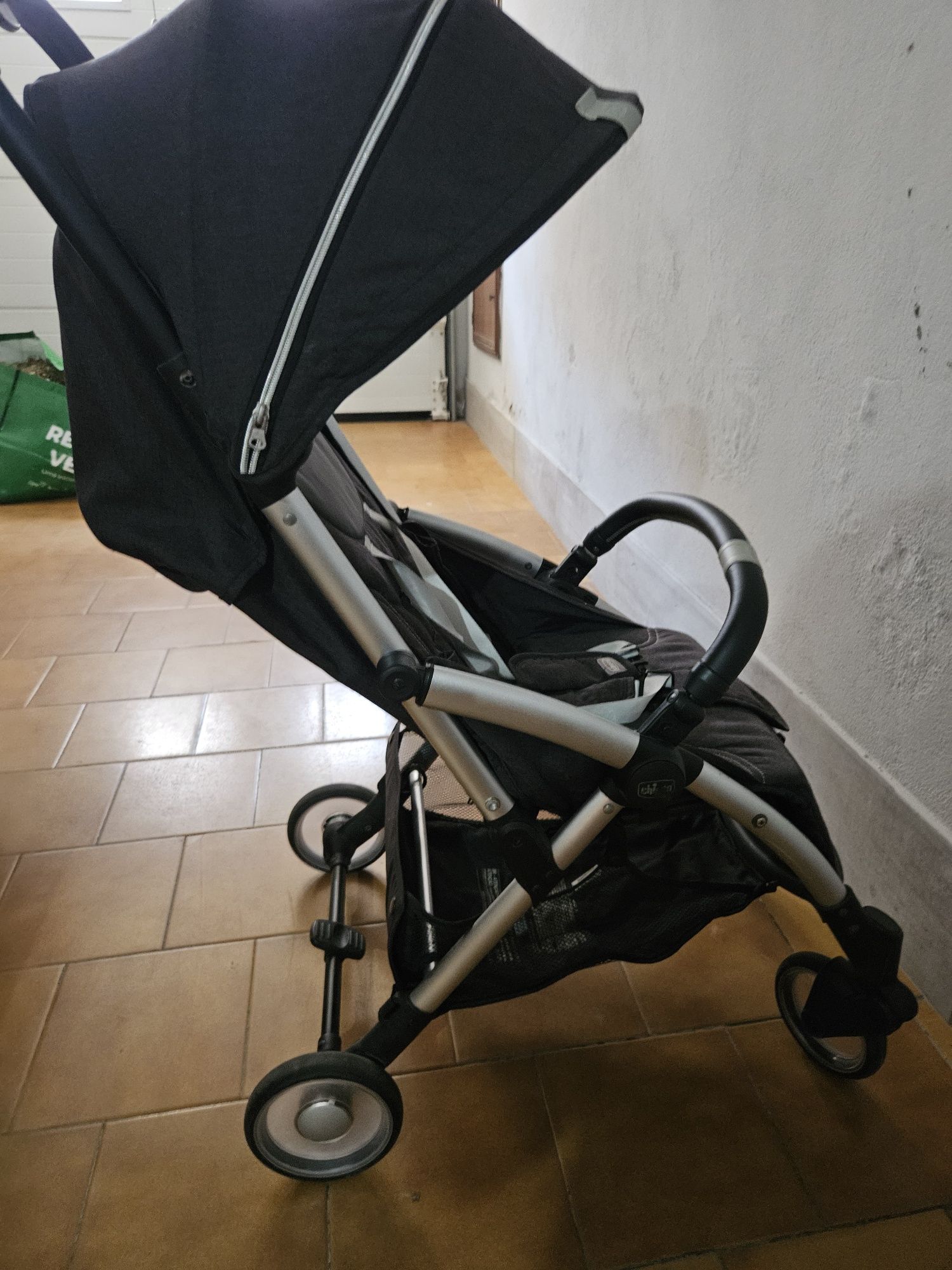 Carrinho de bebe goody chico  em bom estado precisa de uma limpeza ape