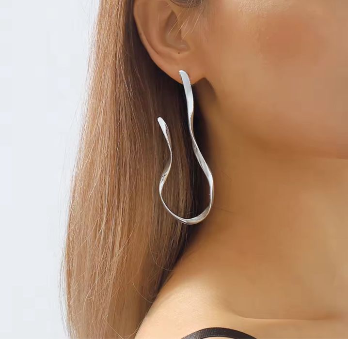 Brincos. Disponível em prateado e dourado. Muito bonito!