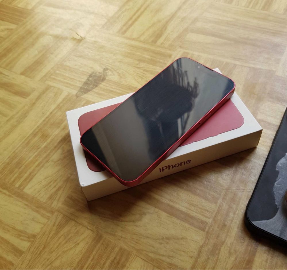 iPhone 13 128 GB czerwony – oryginalne pudełko, kabel, etui