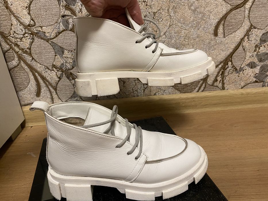 Продам ботинки лоферы белые