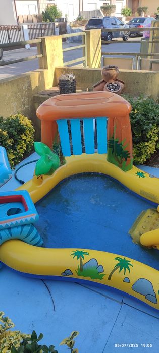 Piscina criança dinossauros