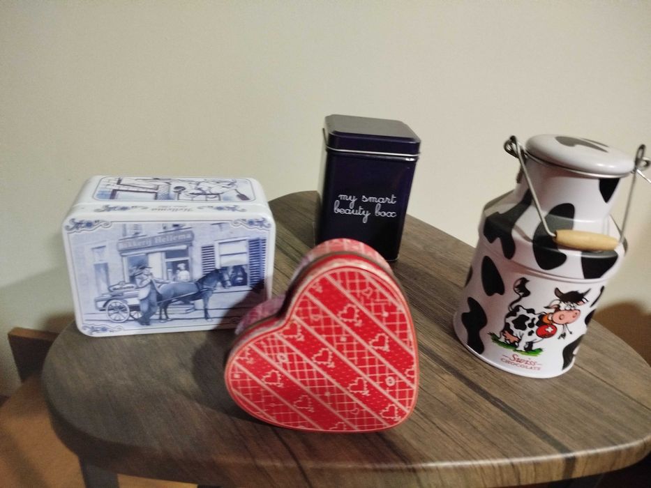 Caixas metálicas vazias