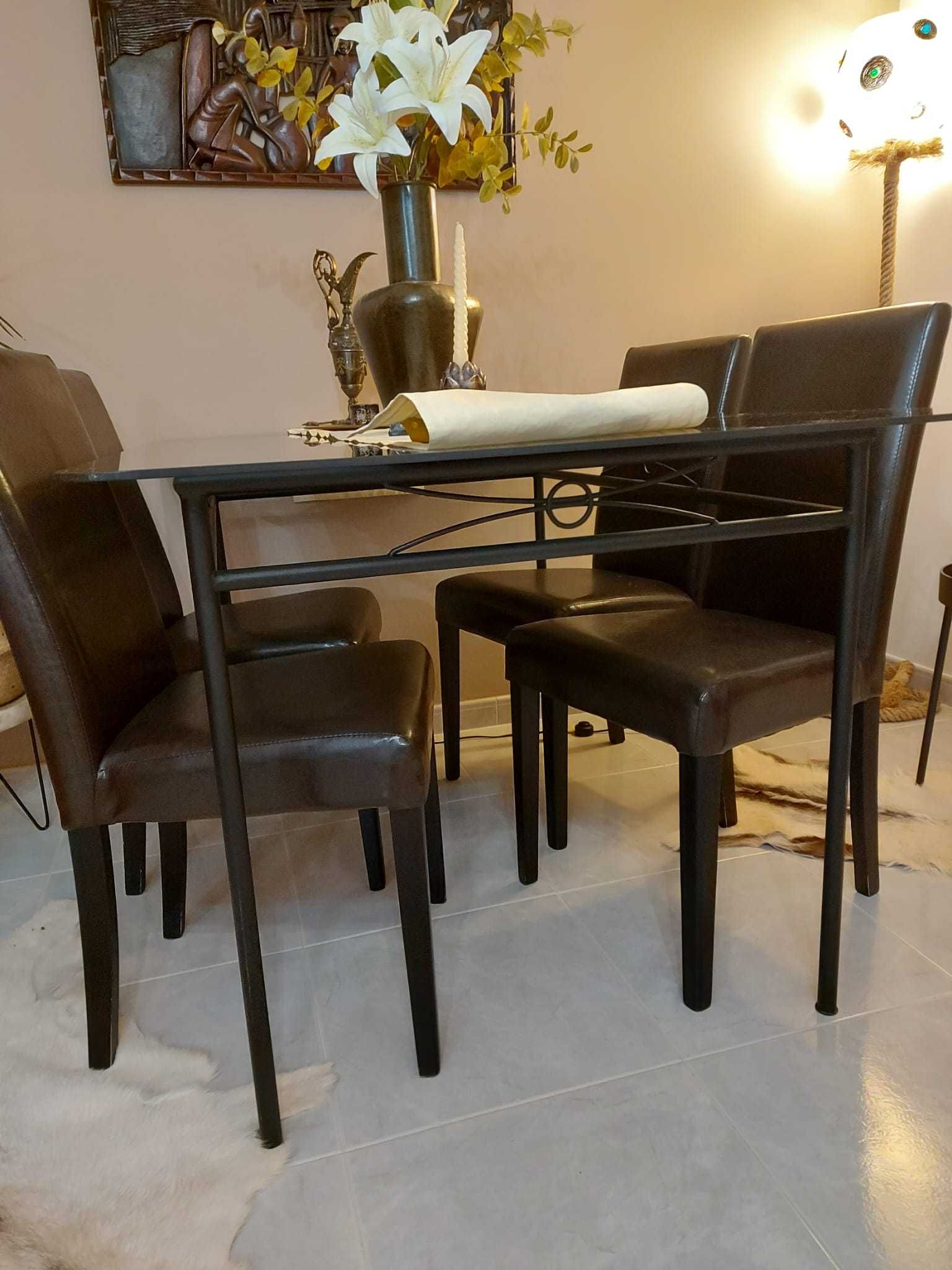 Mesa com 4 cadeiras como novo