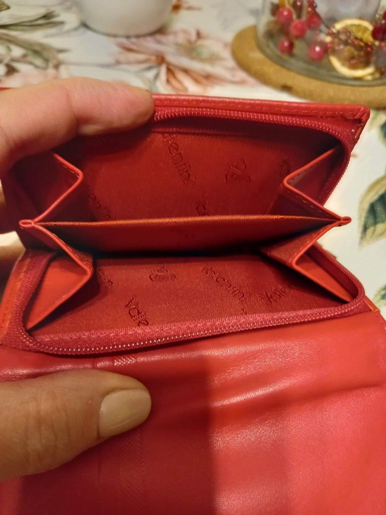 Czerwony portfel skorzany