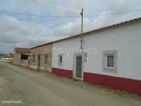 Moradia T2 com Logradouro, Anexos e Terreno - Carvalhal de Turquel