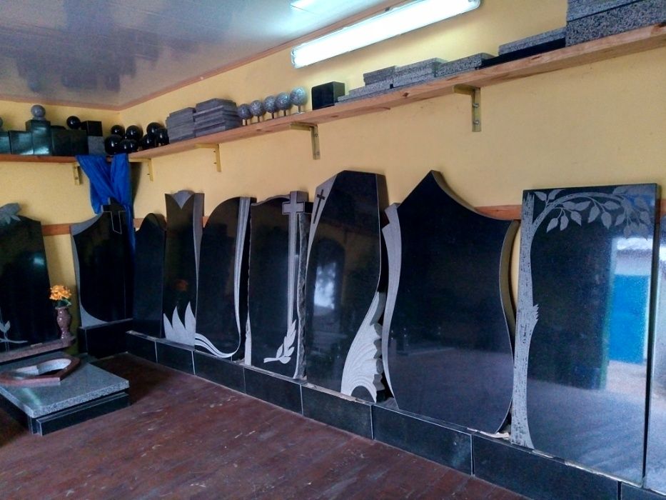 Памятники из черного камня.шары.вазы