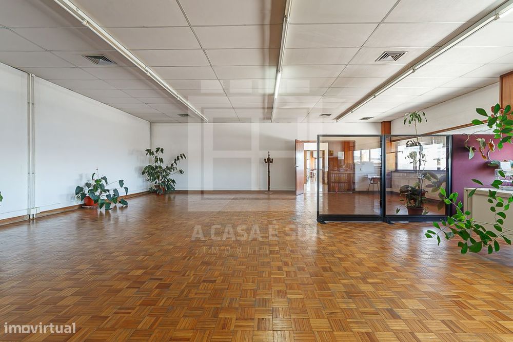 Armazém em funcionamento em Oliveira de Frades com mais de 10.000 m2