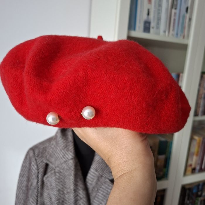 Nowy beret z ozdobnymi perełkami