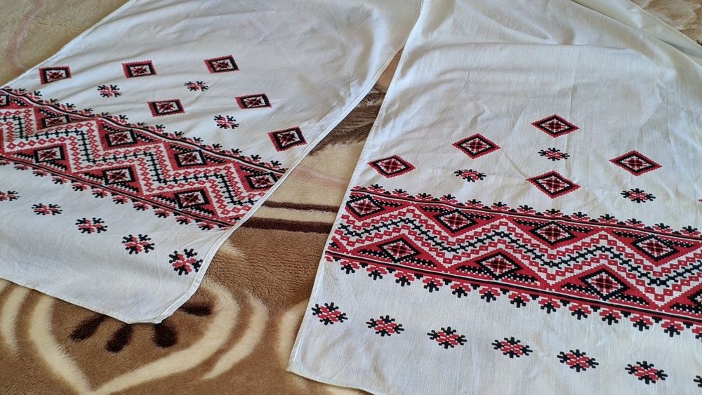 Рушники з українським орнаментом.