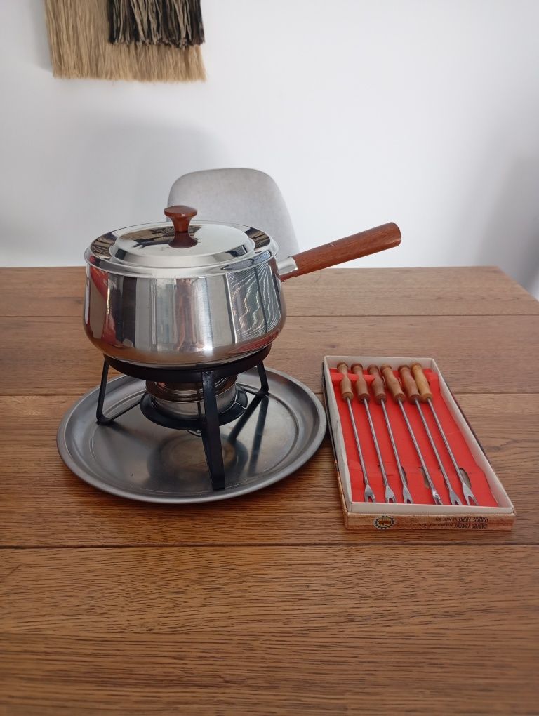 Fondue em inox. Com os garfos incluídos.