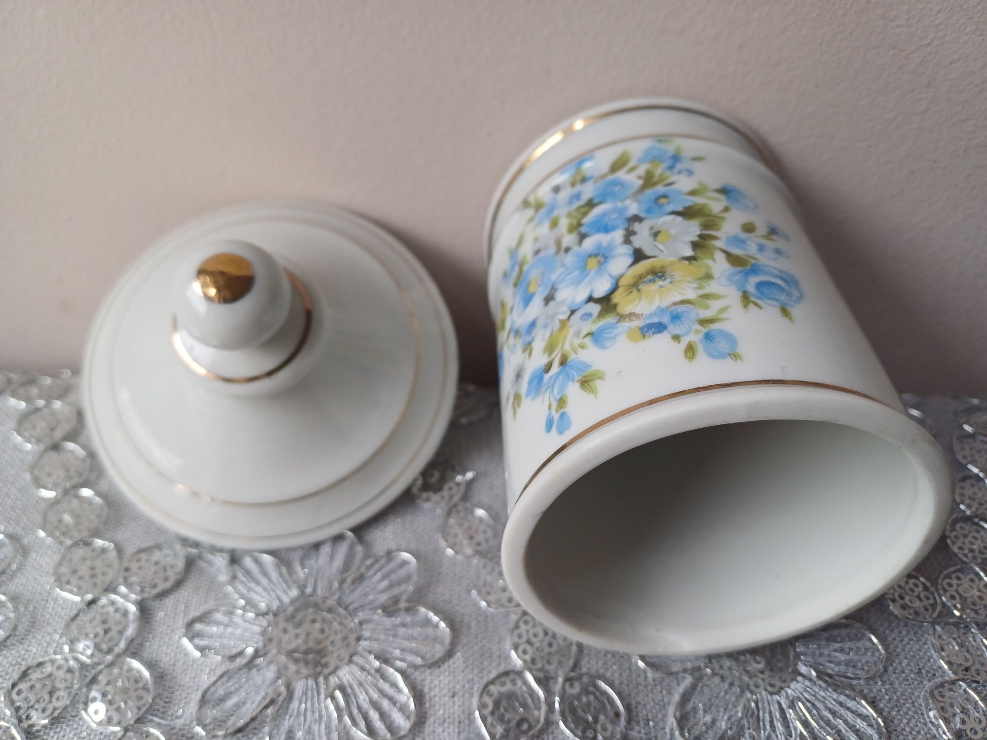 Porcelanowy pojemnik . Szkatułka