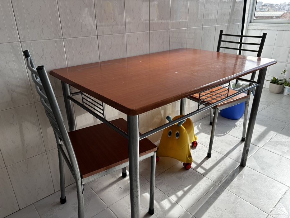 Mesa com duas cadeiras