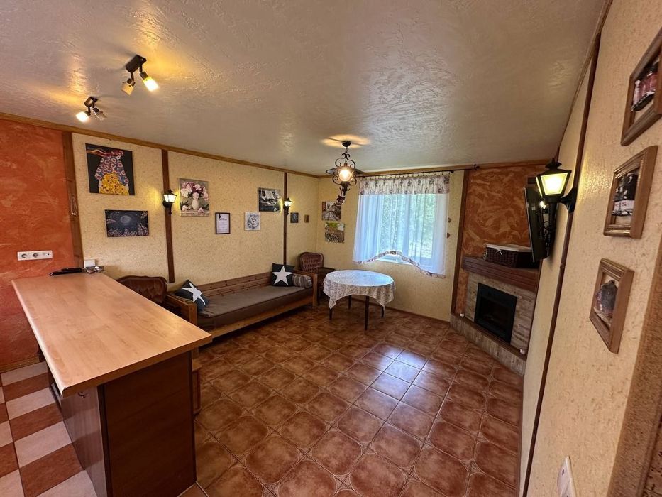 Сучасний просторий будинок для сімї