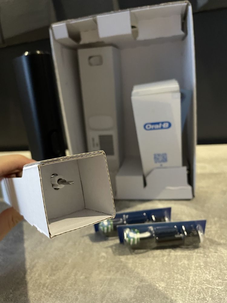 Електрична зубна щітка Braun Oral-B PRO3 3500 Black з футляром та 2 на