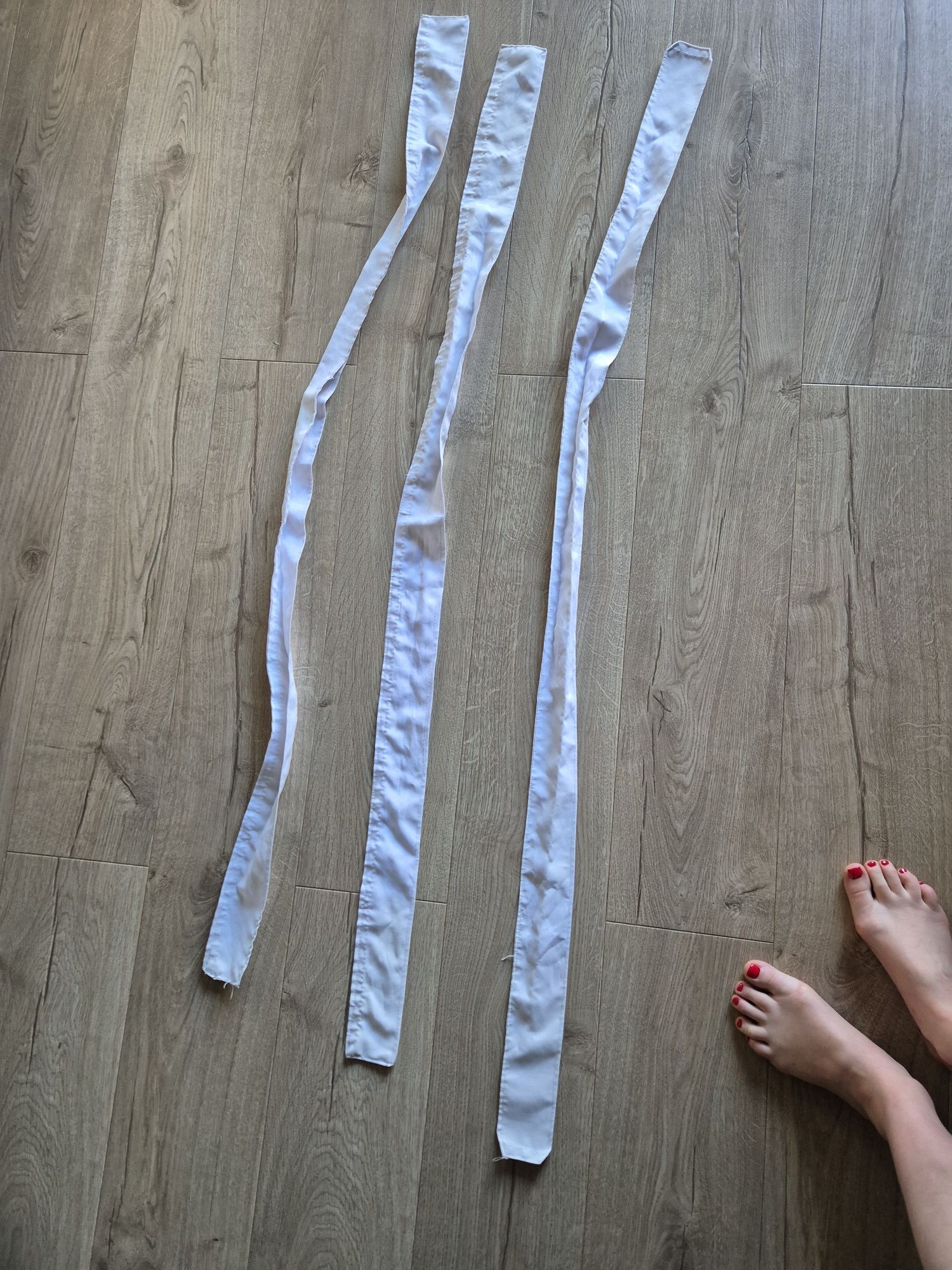 Pięć 5 białych zasłon poliestrowych o tym samym rozmiarze 138×213 cm.