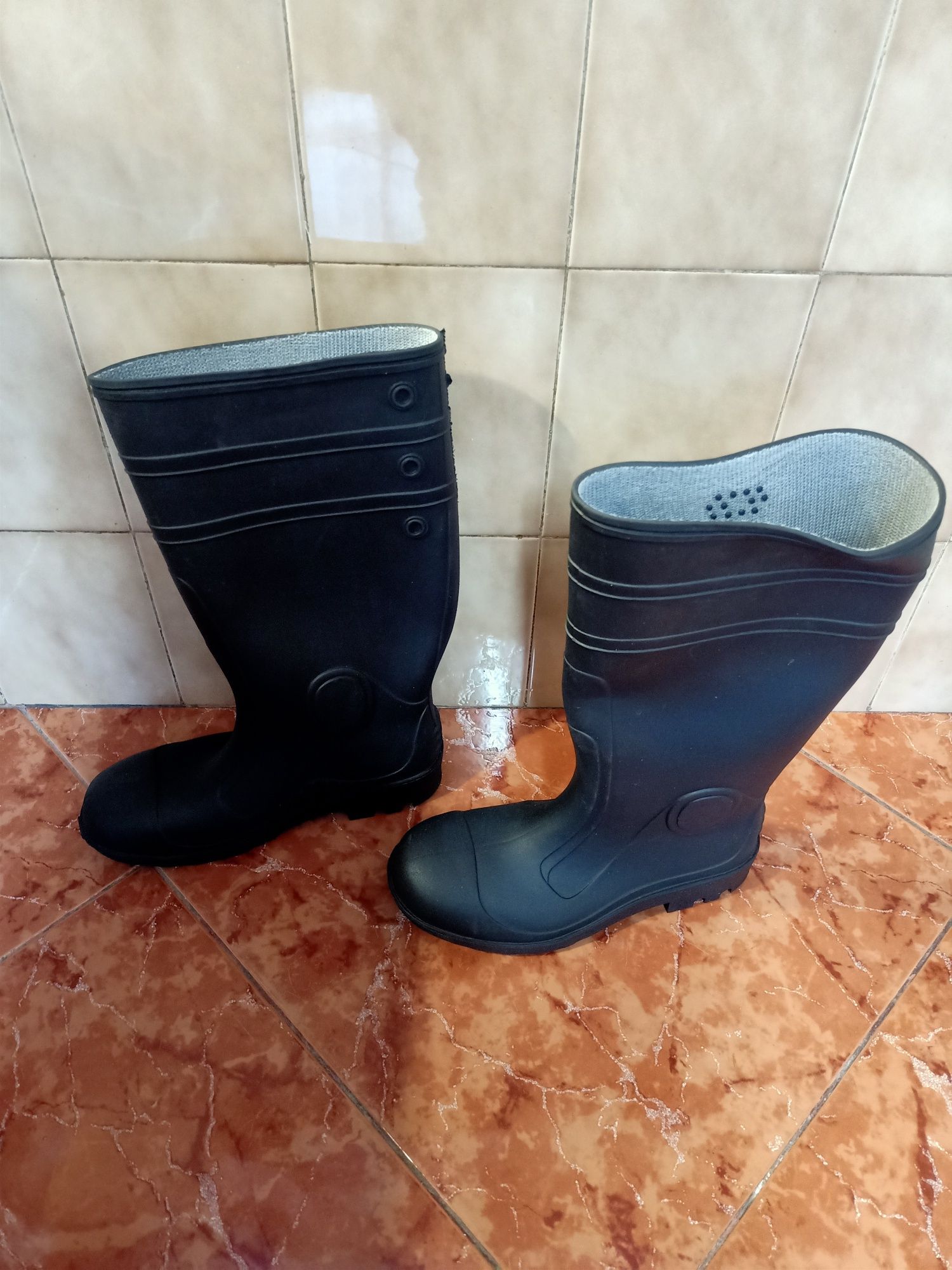 Botas de borracha NOVAS biqueira de aço n°40 chuva terra trabalho. Cam